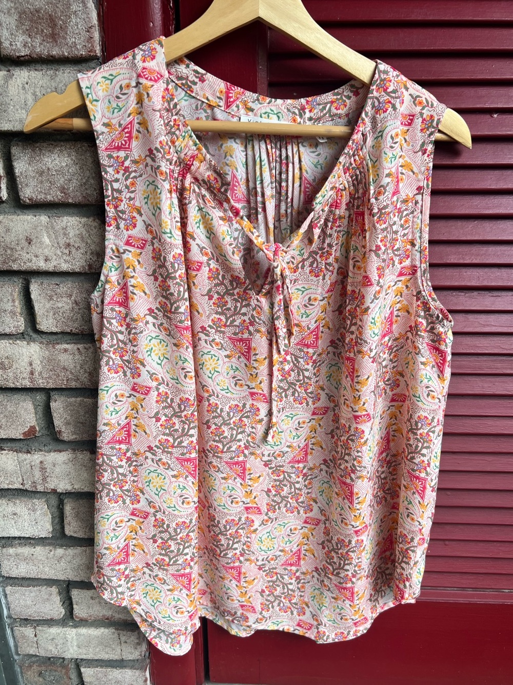 Violet & Claire Paisley Print V-Neck Women's Blouse Tank Top Medium